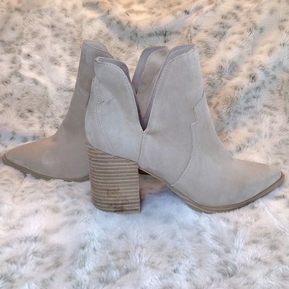 Chaya Pointed Toe Bootie NWOT - Picture 4 of 6